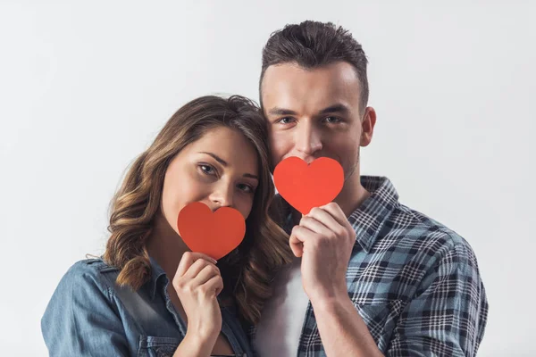 Vackra Unga Par Casual Kläder Håller Två Rött Papper Hjärta — Stockfoto