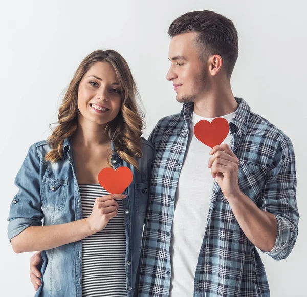 Beau Jeune Couple Vêtements Décontractés Tient Deux Coeur Papier Rouge — Photo