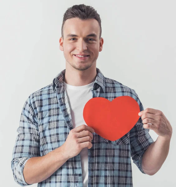 Schöner Typ Lässiger Kleidung Hält Ein Großes Rotes Papierherz Der — Stockfoto