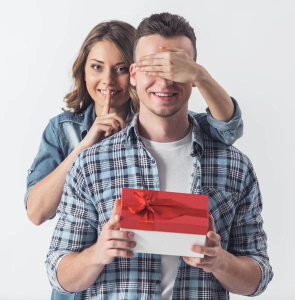 Hermosa Pareja Joven Sobre Fondo Blanco Chica Está Dando Regalo — Foto de Stock