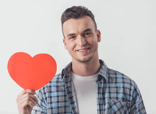 Schöner Typ Lässiger Kleidung Hält Ein Großes Rotes Papierherz Der — Stockfoto