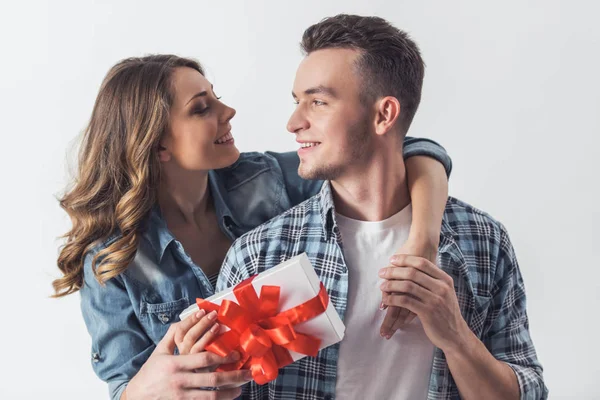 Beautiful Young Couple White Background Girl Giving Present Her Boyfriend — Stock Photo, Image