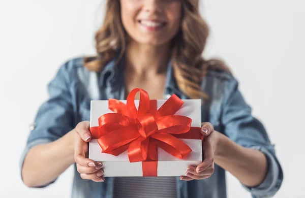 Hermosa Joven Con Ropa Casual Está Sosteniendo Una Caja Regalo — Foto de Stock