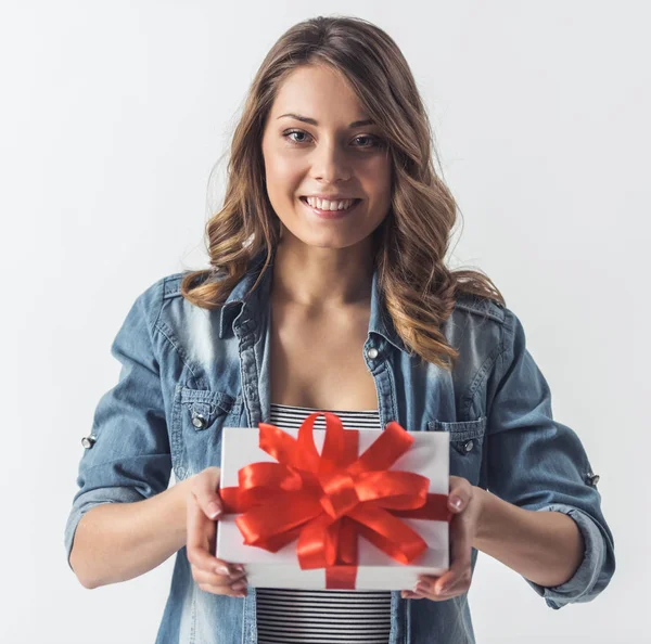 Beautiful Young Woman Casual Clothes Holding Gift Box Smiling Isolated — Stock Photo, Image