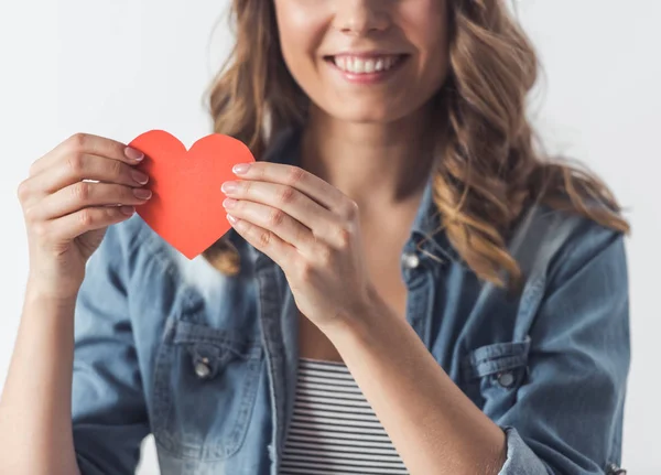 Hermosa Joven Con Ropa Casual Está Sosteniendo Corazón Papel Rojo — Foto de Stock