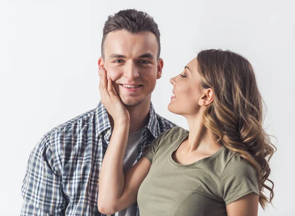 Hermosa Pareja Joven Sobre Fondo Blanco Chica Está Tocando Mejilla — Foto de Stock