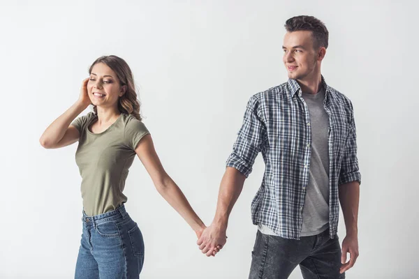 Hermosa Pareja Joven Ropa Casual Está Cogida Mano Sonriendo Aislada — Foto de Stock