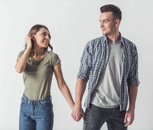 Belo Jovem Casal Roupas Casuais Está Mãos Dadas Olhando Para — Fotografia de Stock