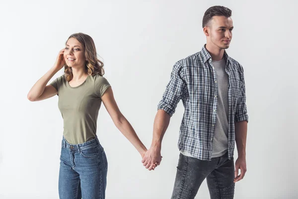 Belo Jovem Casal Roupas Casuais Está Mãos Dadas Sorrindo Isolado — Fotografia de Stock