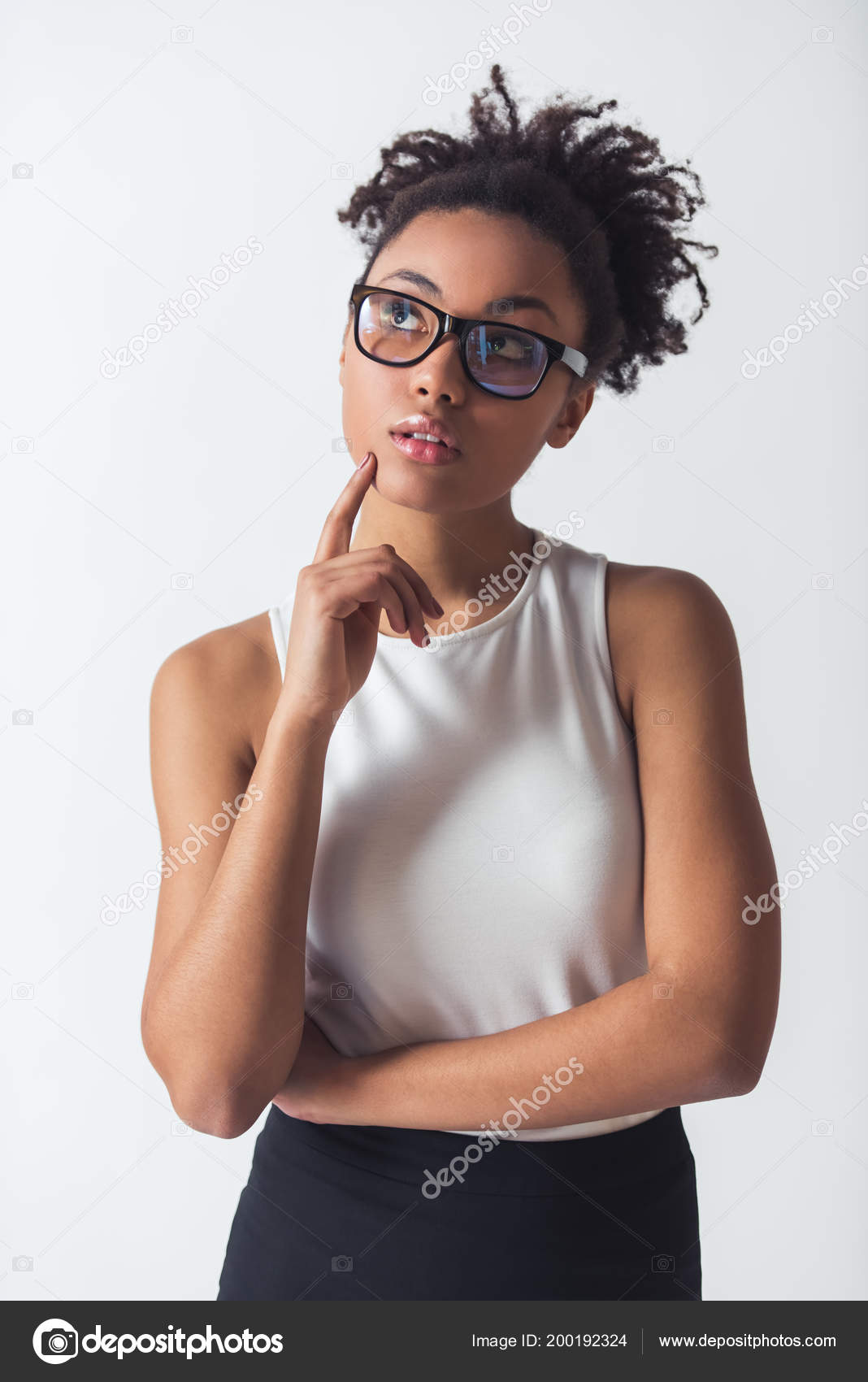 眼鏡でアフリカ系アメリカ人の美女は上向きと考え 白で隔離 ストック写真 C Georgerudy