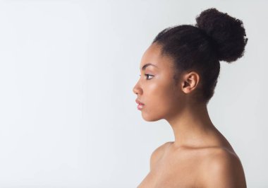Yan görünümü üzerinde beyaz izole çıplak omuz ile güzel bir Afro-Amerikan Kız