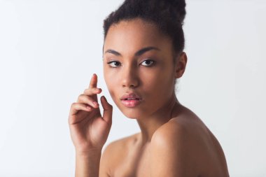 Güzel Afro-Amerikan kız çıplak omuz ile üzerine beyaz izole kamera bakıyor