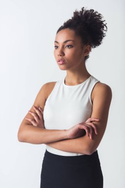 Güzel Afro-Amerikan Kız uzakta duran beyaz izole çapraz kollu arıyor