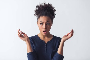 Afro-Amerikan Kız güzel rahat kıyafetler dehşet içinde elleri kaldırma ve üzerinde beyaz izole kamera bakıyor