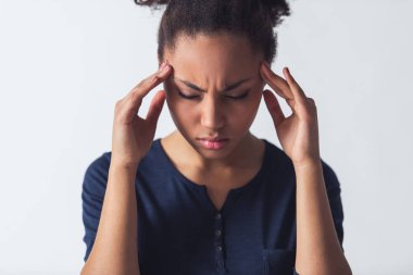 Afro-Amerikan Kız güzel rahat kıyafetler having beyaz izole baş ağrısı, onun tapınaklar dokunuyor