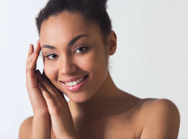 Menina Afro Americana Bonita Está Tocando Seu Rosto Olhando Para — Fotografia de Stock