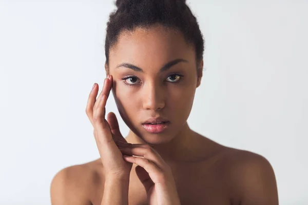 Menina Afro Americana Bonita Está Tocando Seu Rosto Olhando Para — Fotografia de Stock