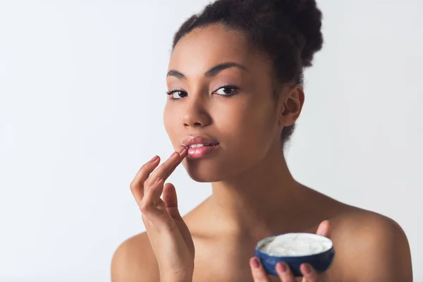 Belle Fille Afro Américaine Applique Crème Regardant Caméra Souriant Isolé — Photo