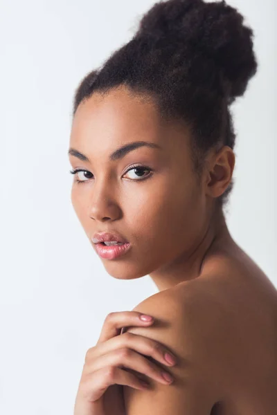 Menina Afro Americana Bonita Está Tocando Seu Ombro Olhando Para — Fotografia de Stock