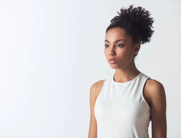 Menina Afro Americana Bonita Singlet Branco Está Olhando Para Longe — Fotografia de Stock