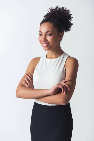 Menina Afro Americana Bonita Está Olhando Para Lado Sorrindo Enquanto — Fotografia de Stock