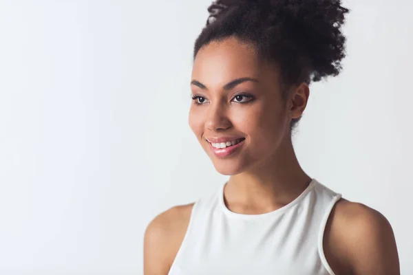 Porträt Eines Schönen Afroamerikanischen Mädchens Das Wegschaut Und Lächelt Isoliert — Stockfoto