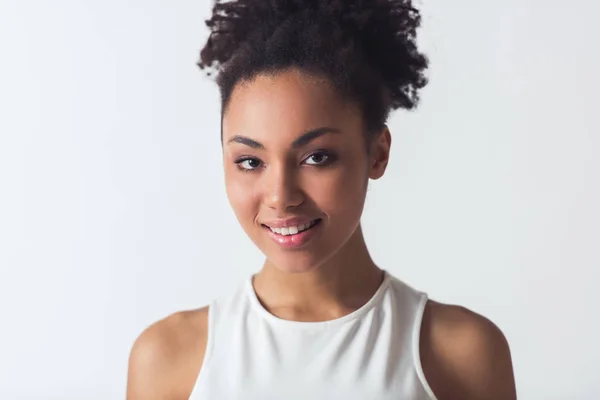 Retrato Bela Menina Afro Americana Olhando Para Câmera Sorrindo Isolado — Fotografia de Stock