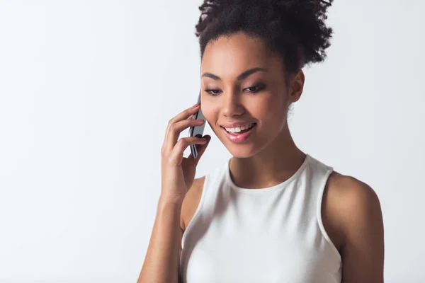 Mooie Afro Amerikaanse Meid Gaat Mobiele Telefoon Glimlachend Geïsoleerd Wit — Stockfoto