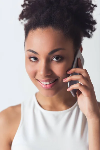 Mooie Afro Amerikaanse Meid Gaat Mobiele Telefoon Camera Kijken Glimlachend — Stockfoto