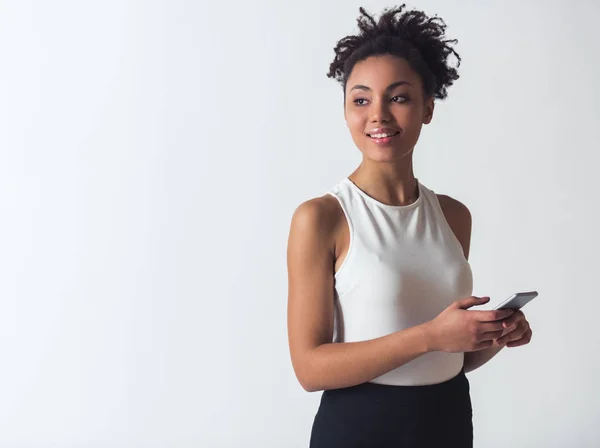 Menina Afro Americana Bonita Está Usando Smartphone Olhando Para Longe — Fotografia de Stock