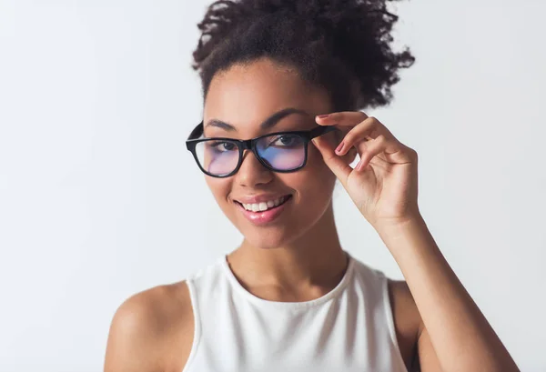 Menina Afro Americana Bonita Óculos Está Olhando Para Câmera Sorrindo — Fotografia de Stock