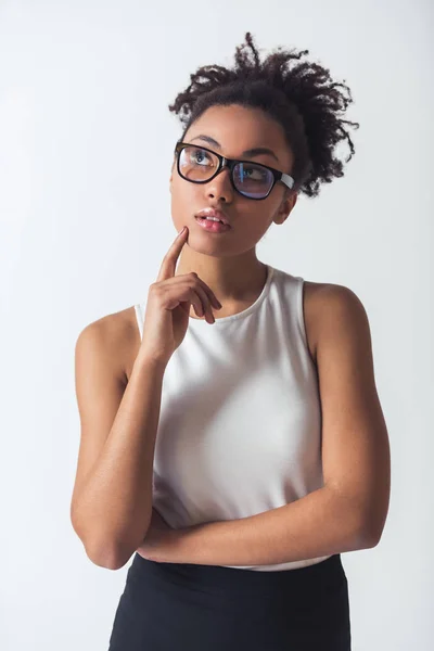 Menina Afro Americana Bonita Óculos Está Olhando Para Cima Pensando — Fotografia de Stock