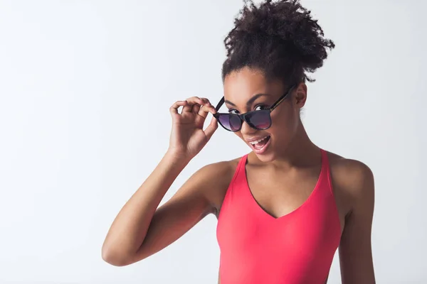 Mooi Afro Amerikaanse Meisje Helder Roze Badpak Zon Bril Camera — Stockfoto