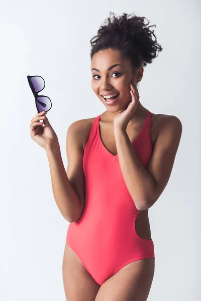 Bella Ragazza Afro Americana Costume Bagno Rosa Brillante Sta Tenendo — Foto Stock