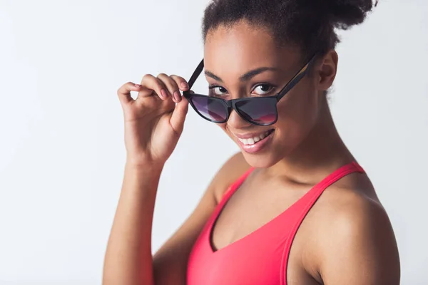 Hermosa Chica Afroamericana Traje Baño Color Rosa Brillante Está Mirando —  Fotos de Stock