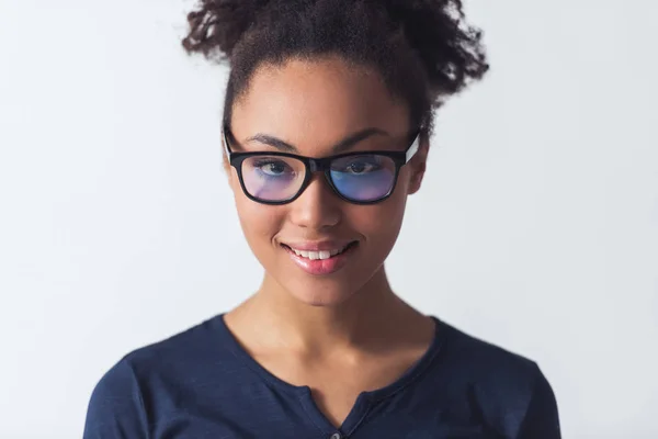 Gözlük Güzel Afro Amerikan Kız Kameraya Bakıyor Gülümsüyor Üzerinde Beyaz — Stok fotoğraf