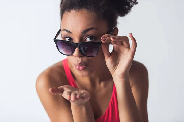 Schöne Afroamerikanische Mädchen Leuchtend Rosa Badeanzug Und Sonnenbrille Sendet Luftkuss — Stockfoto