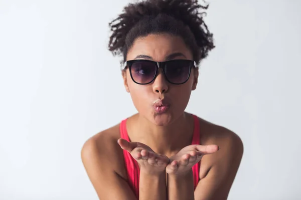 Menina Afro Americana Bonita Maiô Rosa Brilhante Óculos Sol Está — Fotografia de Stock