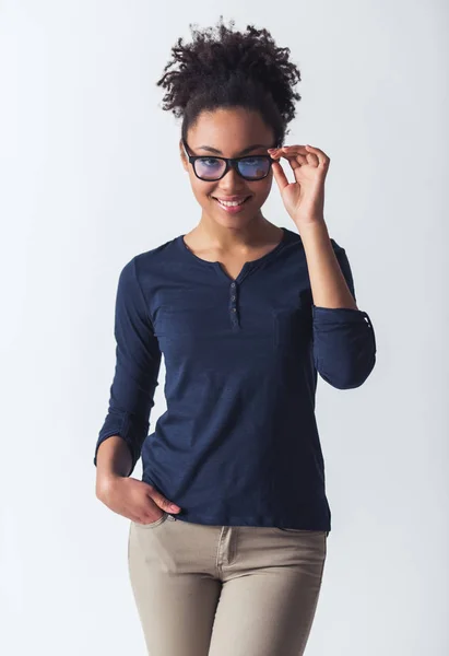 Menina Afro Americana Bonita Roupas Casuais Óculos Está Olhando Para — Fotografia de Stock