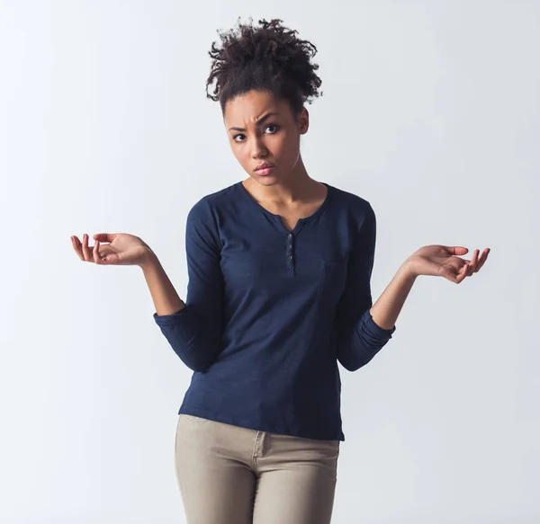 Hermosa Chica Afroamericana Ropa Casual Está Levantando Las Manos Consternación — Foto de Stock