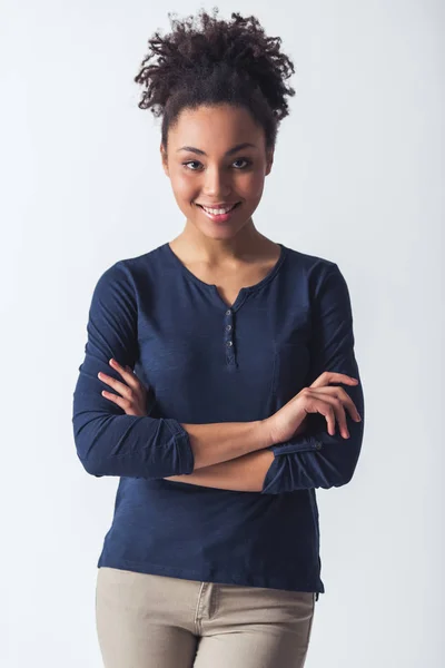 Menina Afro Americana Bonita Roupas Casuais Está Olhando Para Câmera — Fotografia de Stock