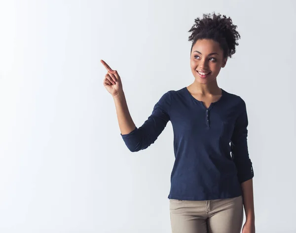 Schöne Afroamerikanische Mädchen Lässiger Kleidung Zeigt Weg Und Lächelt Isoliert — Stockfoto