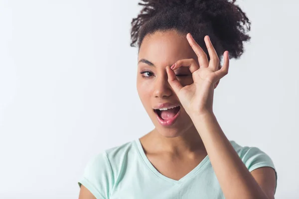 Fröhliche Afroamerikanische Mädchen Lässiger Kleidung Hält Zeichen Und Zwinkert Die — Stockfoto