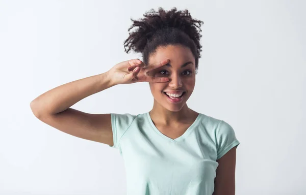 Menina Afro Americana Alegre Roupas Casuais Está Gesticulando Olhando Para — Fotografia de Stock