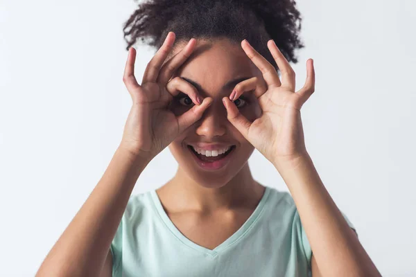 Veselá Afro American Dívka Neformálním Oblečení Ukázal Imitující Brýle Rukama — Stock fotografie