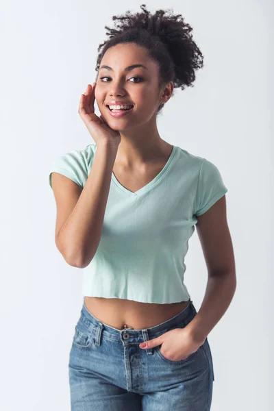 Veselá Afro American Dívka Neformálním Oblečení Představuje Při Pohledu Fotoaparát — Stock fotografie