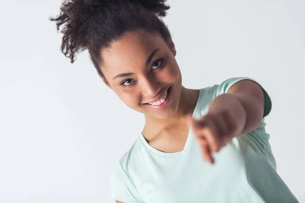 Menina Afro Americana Alegre Roupas Casuais Está Apontando Olhando Para — Fotografia de Stock