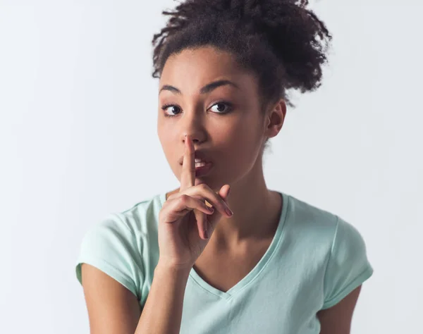 Mooi Afro Amerikaanse Meisje Casual Kleding Tonen Stilte Teken Vinger — Stockfoto