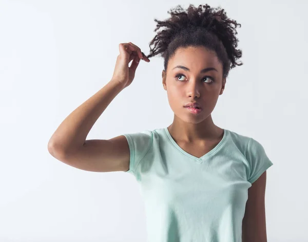 Schöne Afroamerikanische Mädchen Lässiger Kleidung Zieht Ihre Haare Und Beißt — Stockfoto