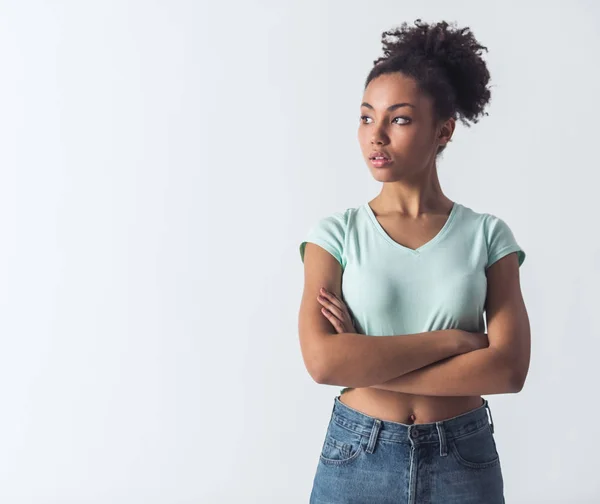 Nachdenkliches Afroamerikanisches Mädchen Lässiger Kleidung Schaut Weg Und Denkt Isoliert — Stockfoto